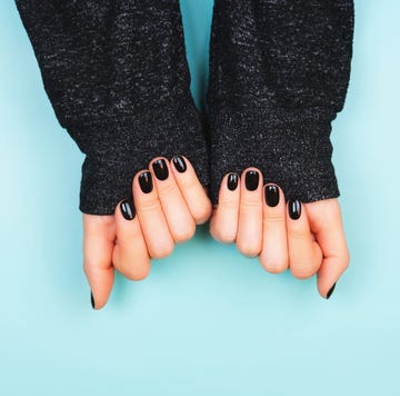 あなたの顔の「かぶれ」、原因はジェルネイルかも？専門医が関連性を解説