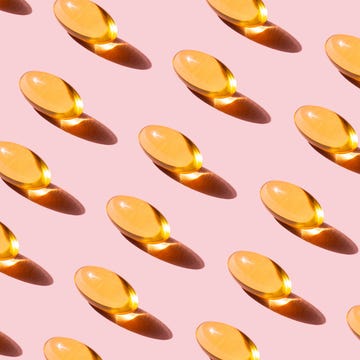 pop art pattern made of fish oil capsules with omega 3, vitamin d on pink background studio shot. the concept of healthy eating, disease prevention and treatment. taking nutritional supplements and vitamins. biologically active additives.