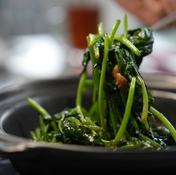 地瓜葉是「刮油天菜」？！低熱量高纖維，晚餐這樣搭能消水腫，還能變身「綠拿鐵」